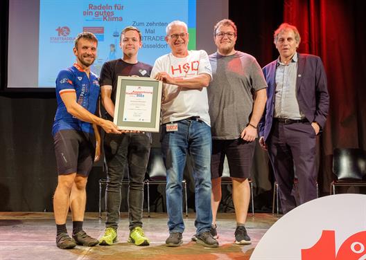 City cycling success 2023 of the Düsseldorf University of Applied Sciences - award ceremony at ZAKK
From left to right in the picture:
Johannes Goebel (HSD cycling group)
Matthias Görres (AStA - bicycle department)
Jörg Bukowski (Team captain main team)
Tim Krause (Member of the AStA Board)
Joachin Kral (Head of the Environment and Mobility Department of the City of Düsseldorf)